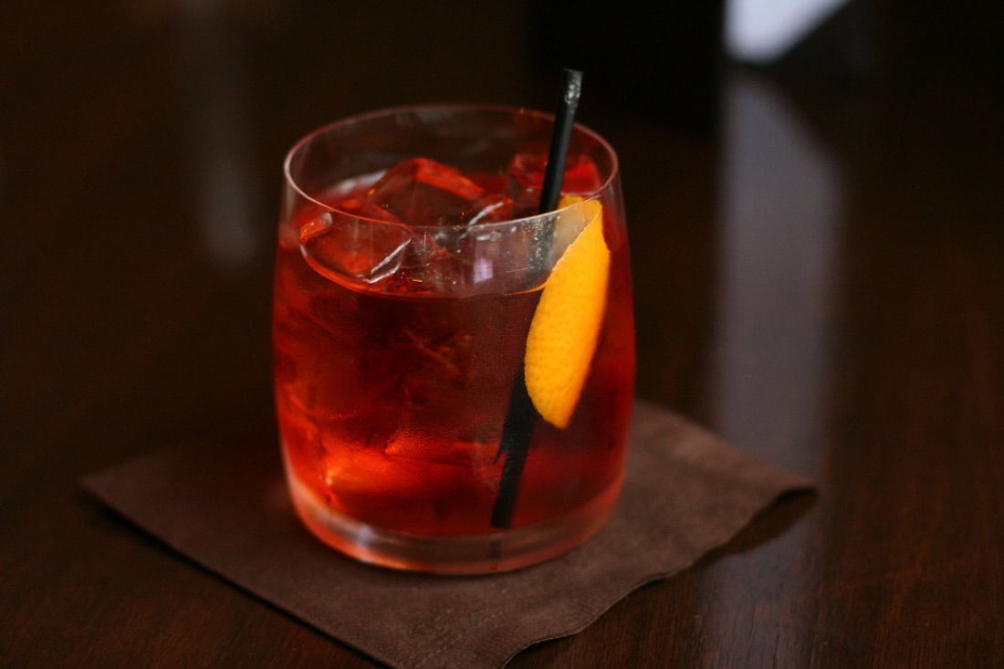 Un Negroni con cáscara de naranja